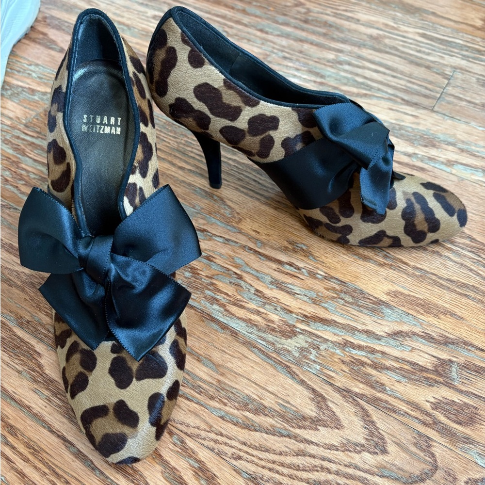Stuart Weitzman Size 9.5 Leopard print calf hair Scalloped booties w/ Satin Bow